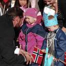 The Crown Prince talking with children from Tiriltoppen kindergarten (Foto: Rolf Grindal, Bamble Kommune)